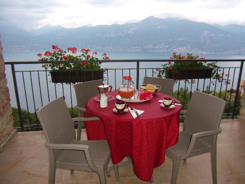 La Casa Di Pericle Aparthotel Brenzone sul Garda Bilik gambar