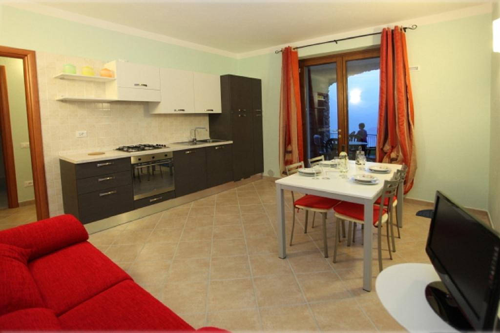 La Casa Di Pericle Aparthotel Brenzone sul Garda Bilik gambar
