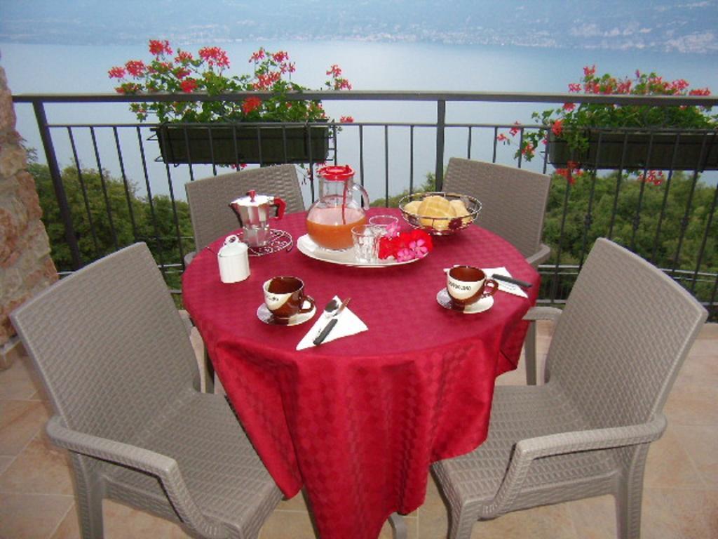 La Casa Di Pericle Aparthotel Brenzone sul Garda Bilik gambar